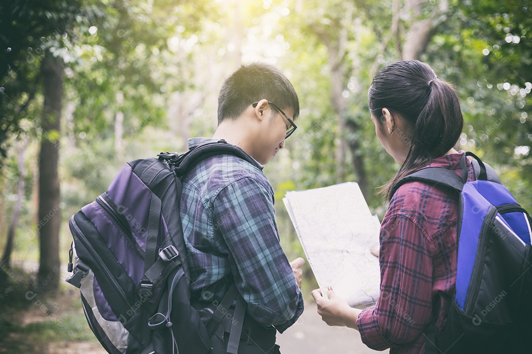 Grupo asiático de jovens Caminhadas com mochilas de amigos andando