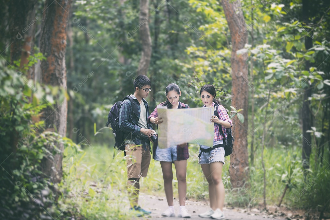 Grupo asiático de jovens Caminhadas com mochilas de amigos andando