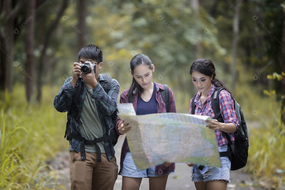 Grupo asiático de jovens Caminhadas com mochilas de amigos andando