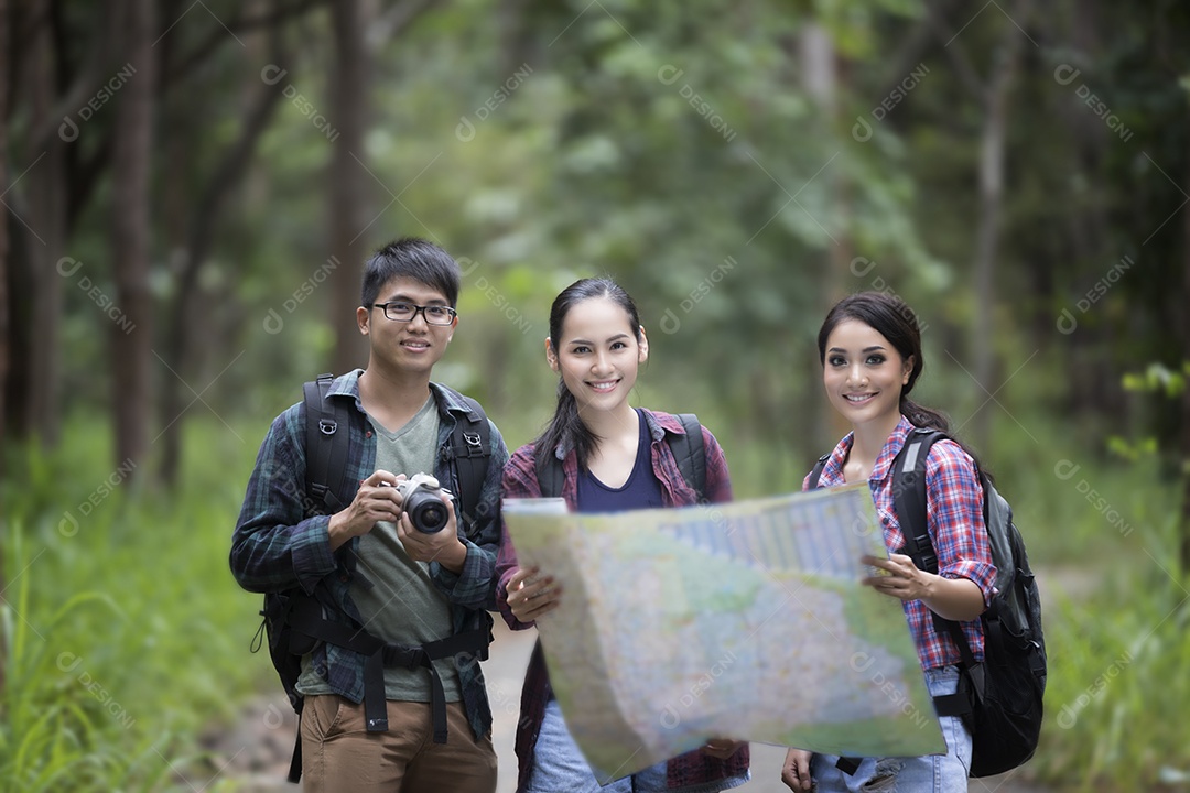 Grupo asiático de jovens Caminhadas com mochilas de amigos andando