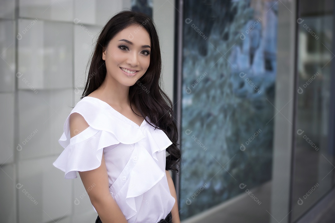 Mulher asiática sorrindo e feliz com sorriso perfeito e dentes brancos