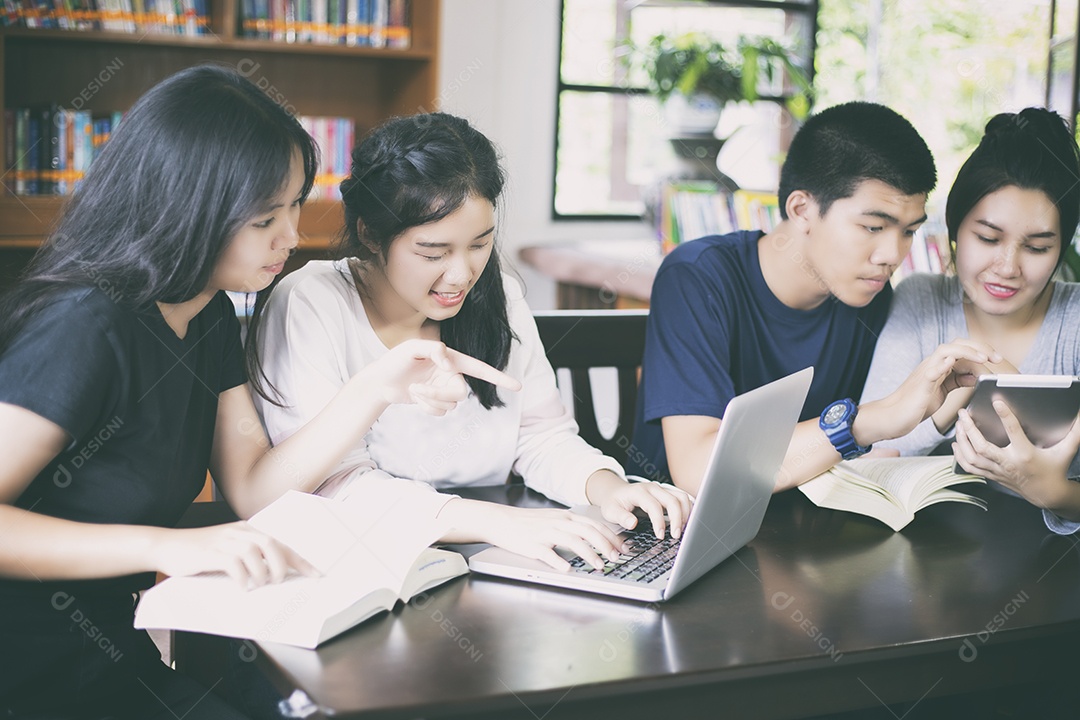 Grupo asiático de estudantes compartilhando com as ideias para trabalhar