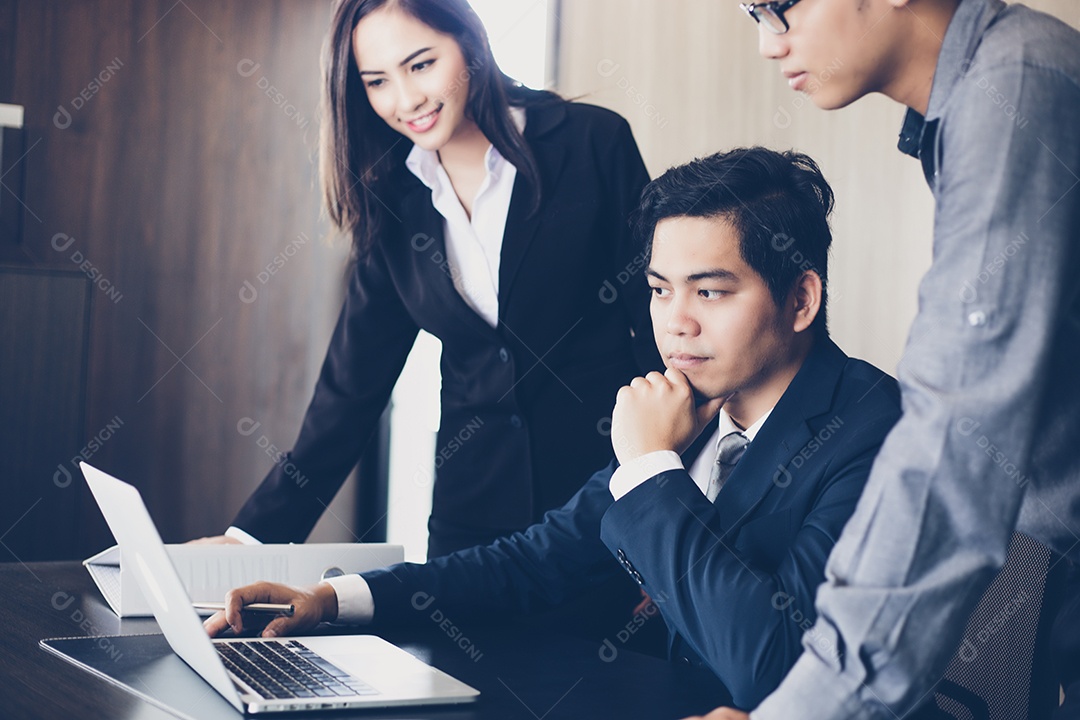 Empresários asiáticos e grupo usando notebook para parceiros de negócios