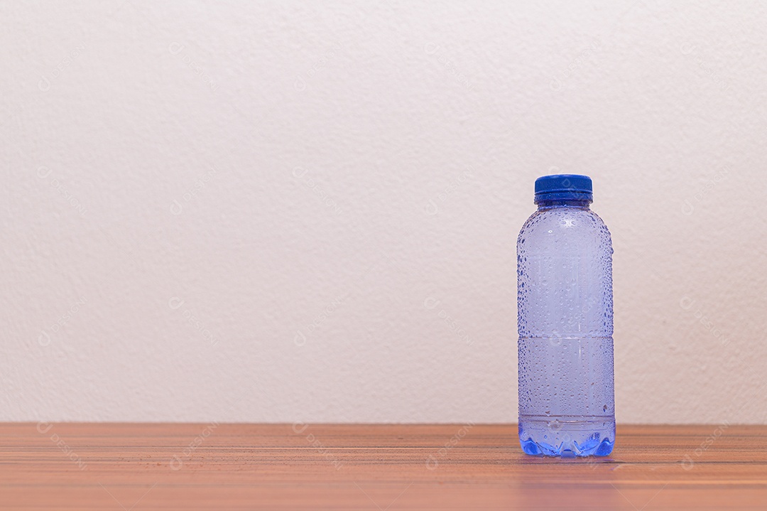 Garrafa de água potável. água potável para a saúde