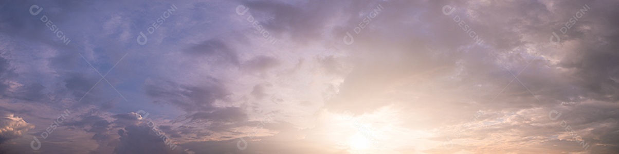 Céu e nuvens na hora do pôr do sol da noite