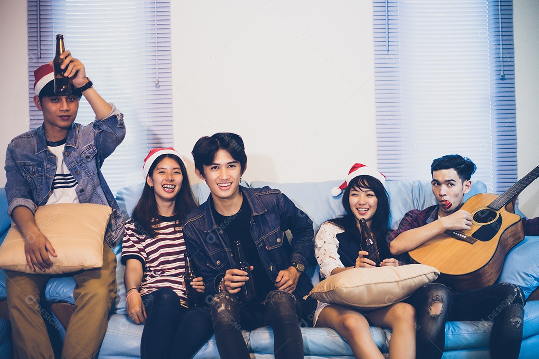 Grupo asiático de amigos festejando com cerveja alcoólica