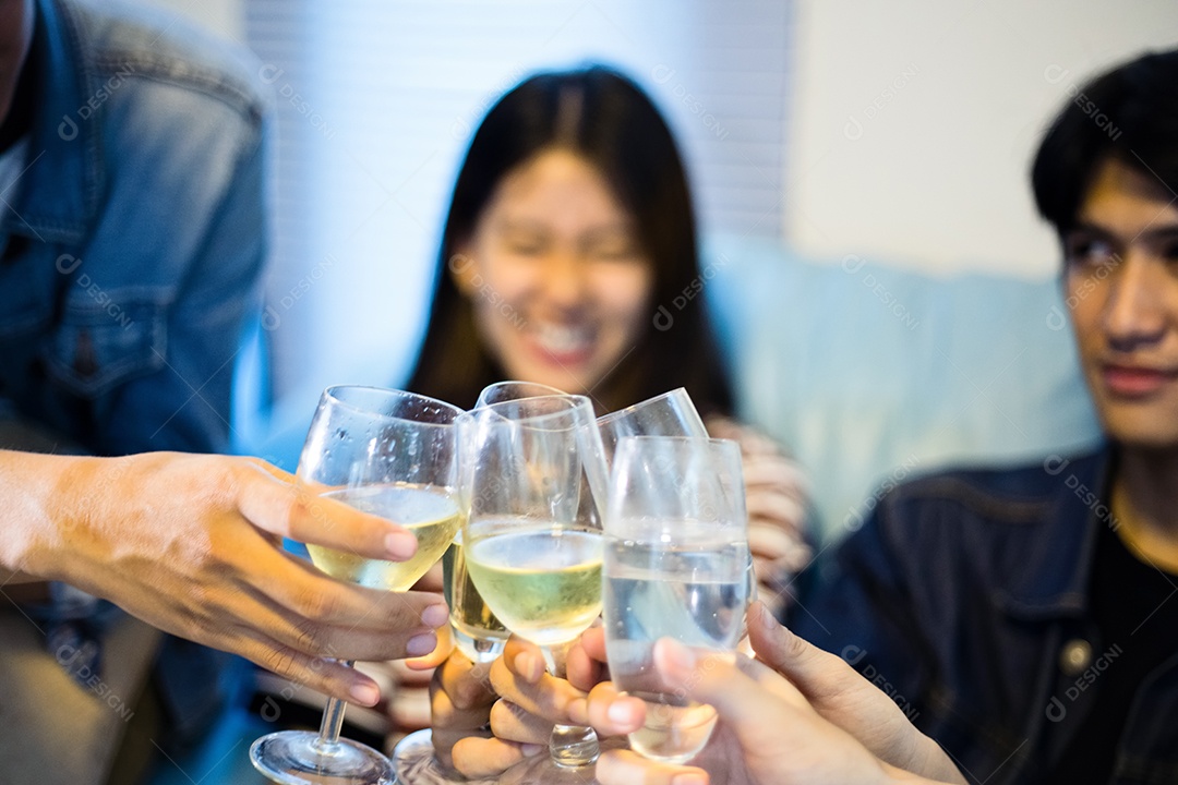 Grupo asiático de amigos festejando com cerveja alcoólica