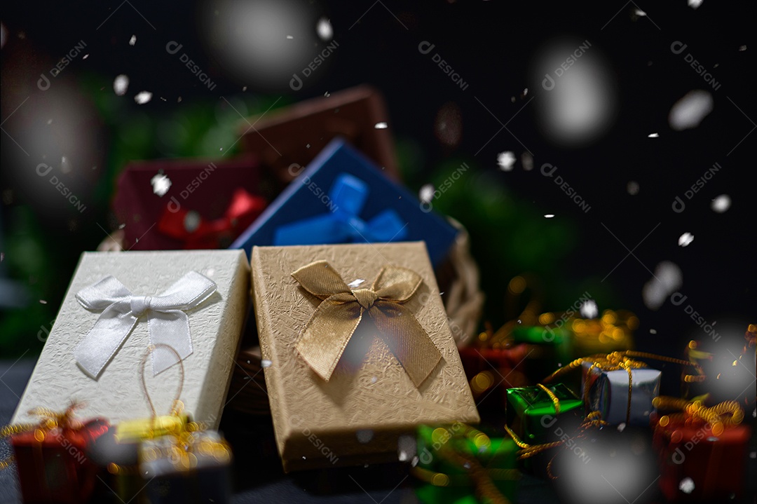 Fundo de noite de neve de caixa de presente de feliz natal