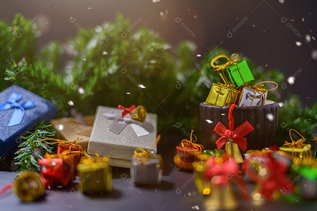 Caixa de presente feliz natal fundo isolado