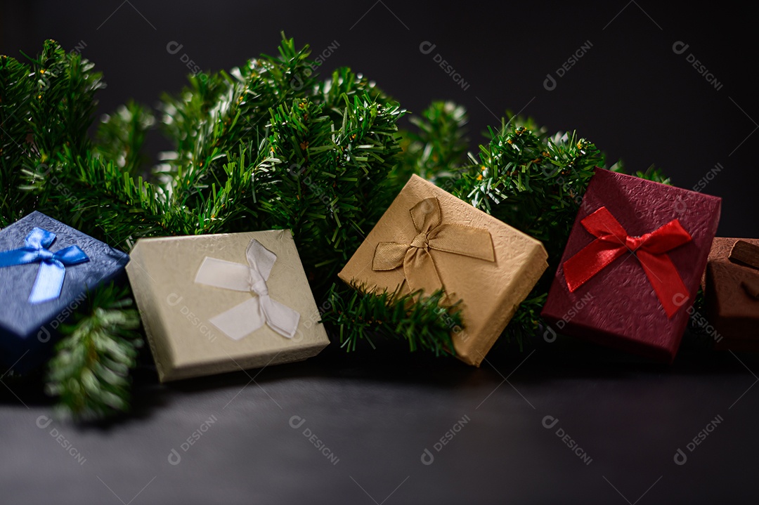 Caixa de presente feliz natal fundo isolado