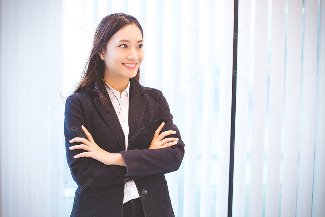 Mulheres de negócios asiáticas sorrindo felizes por trabalhar