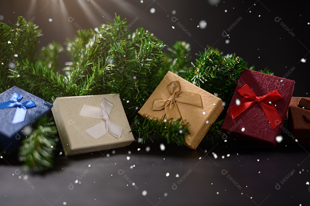 Caixa de presente feliz natal fundo isolado