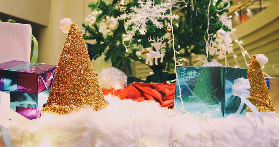 Feliz ano novo e enfeites na árvore de Natal