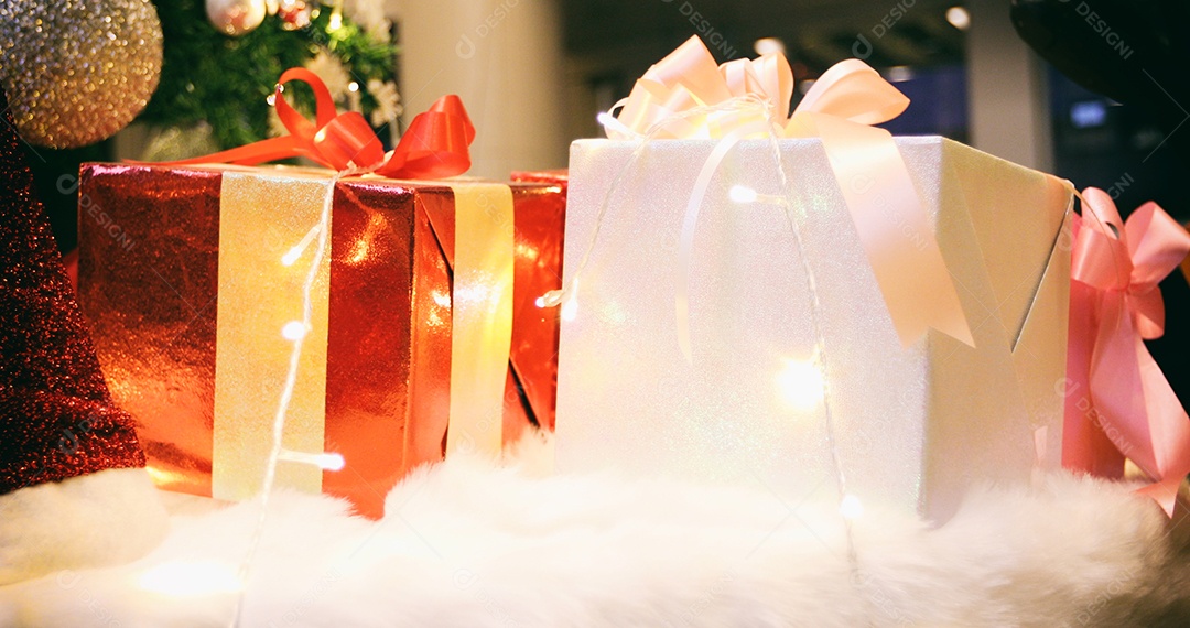 Feliz ano novo e enfeites na árvore de Natal