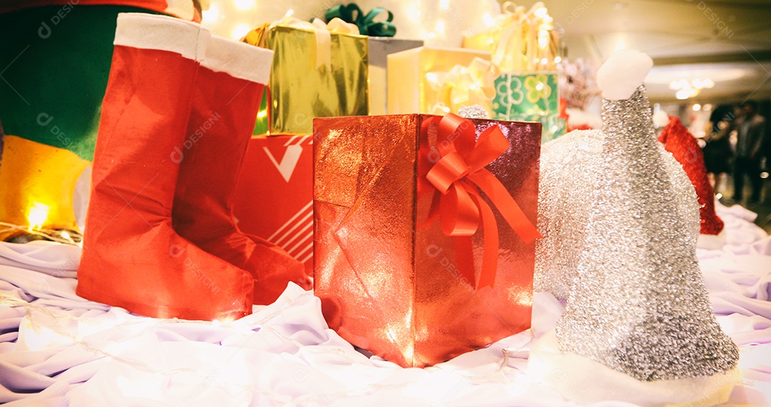 Feliz ano novo e enfeites na árvore de Natal