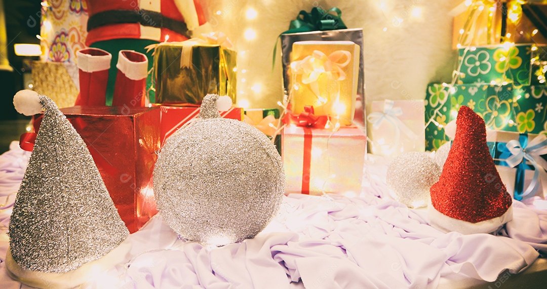 Feliz ano novo e enfeites na árvore de Natal