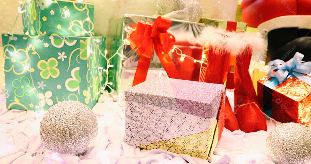 Feliz ano novo e enfeites na árvore de Natal