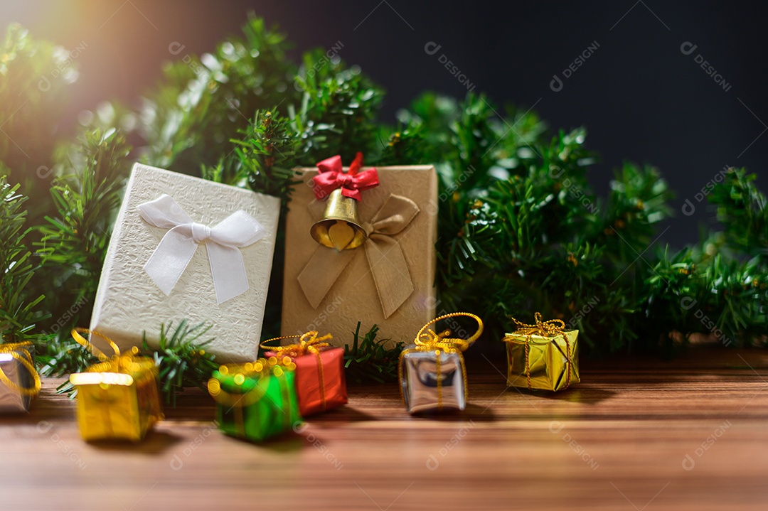 Caixa de presente feliz natal fundo isolado