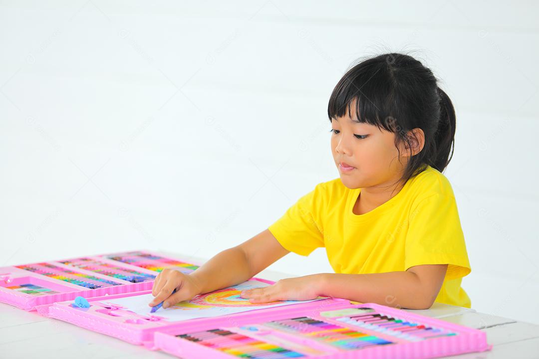 Menina asiática fazendo uma pintura com espaço de cópia.