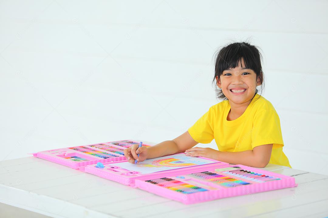 Menina asiática fazendo uma pintura com espaço de cópia.