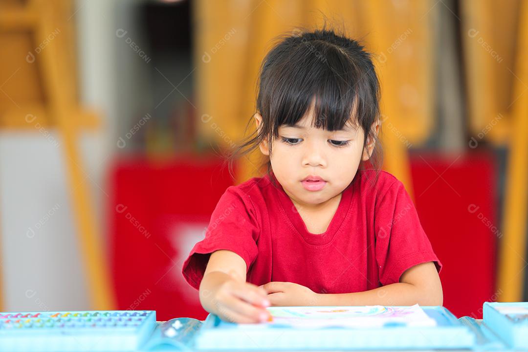 Menina asiática fazendo uma pintura com espaço de cópia.