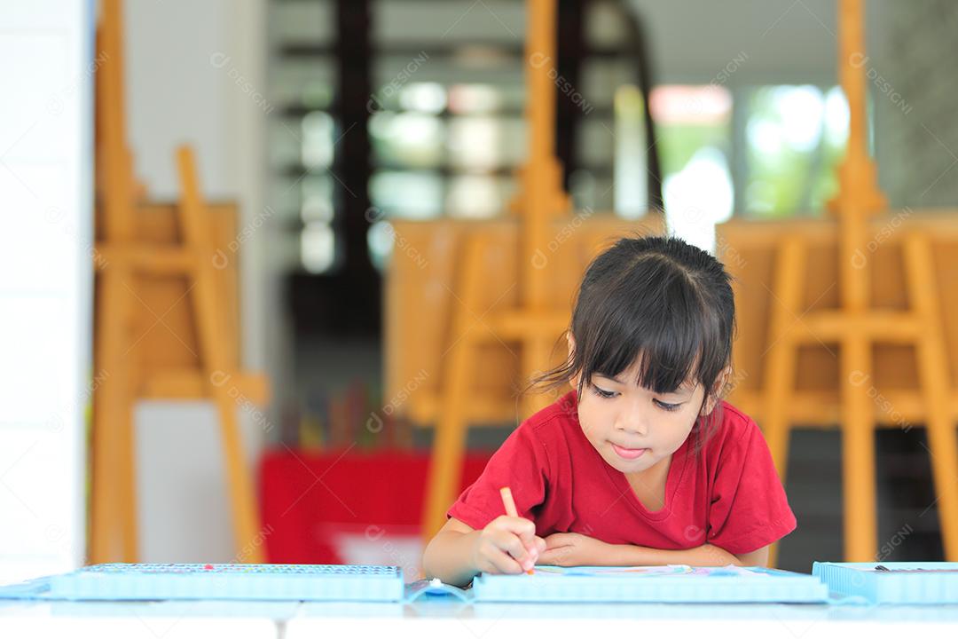 Menina asiática fazendo uma pintura com espaço de cópia.