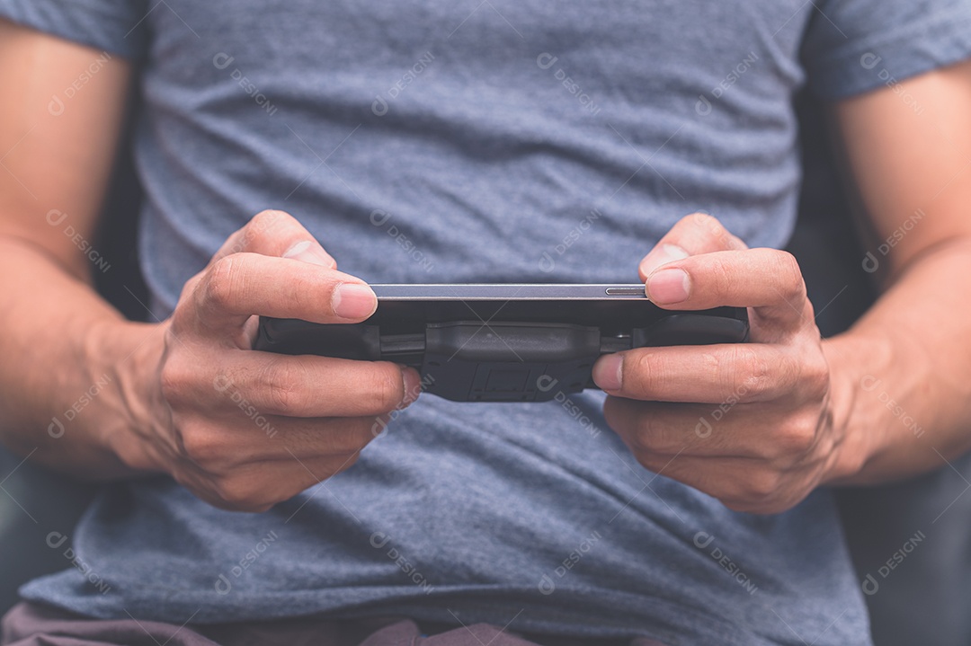 Humanos jogam através de smartphones