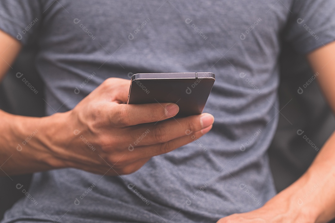 Humano usando um smartphone