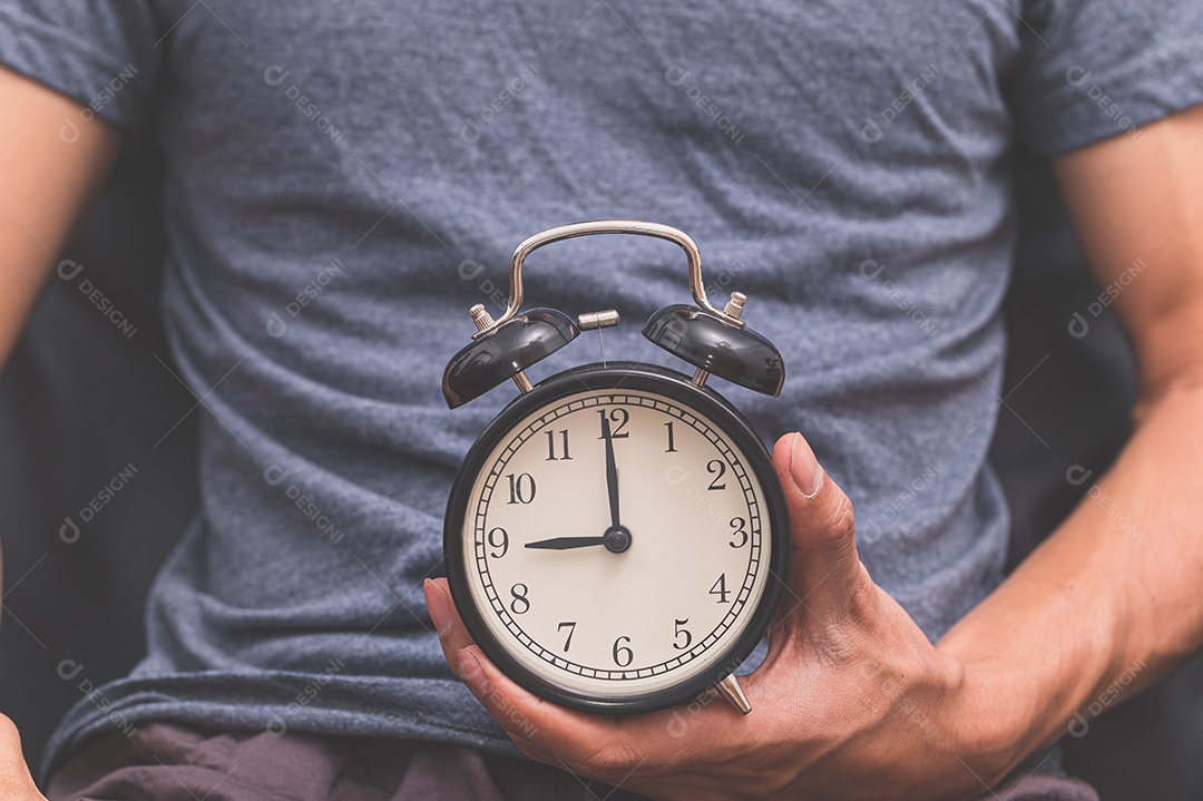 Homem segurando um relógio