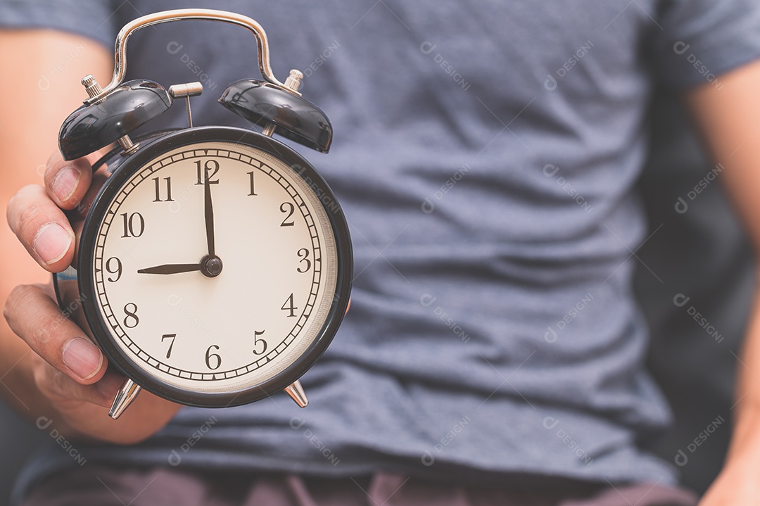 Homem segurando um relógio