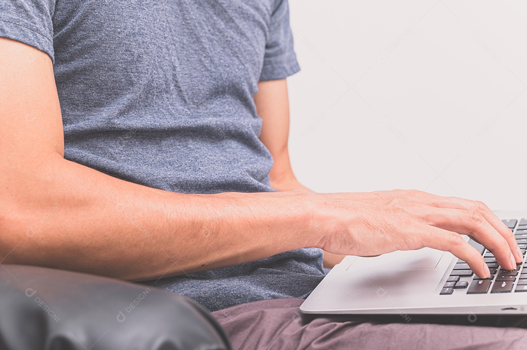 Homem usando um notebook