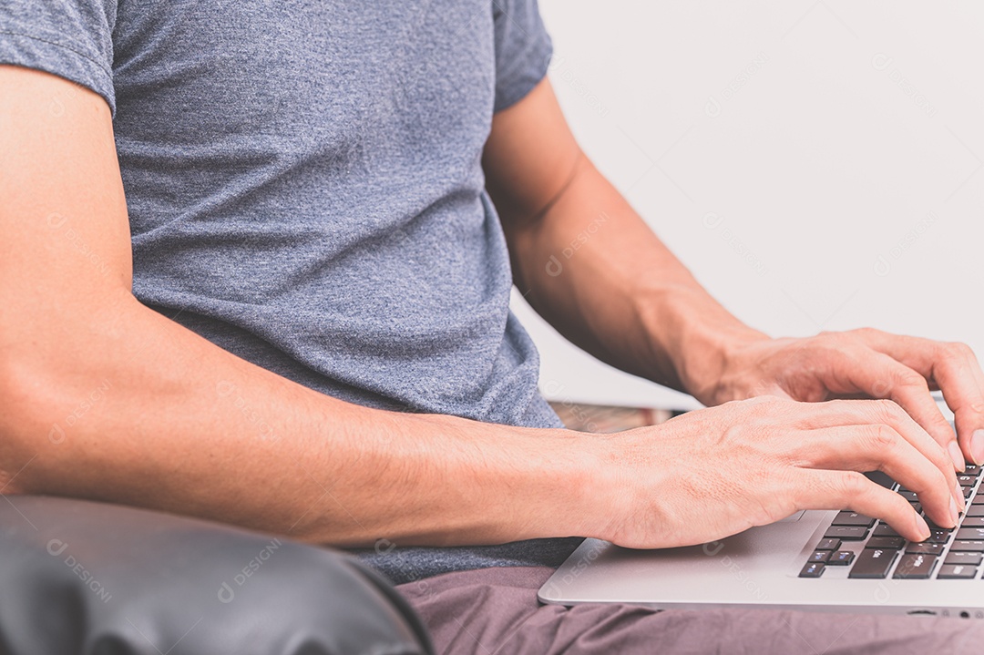 Homem usando um notebook