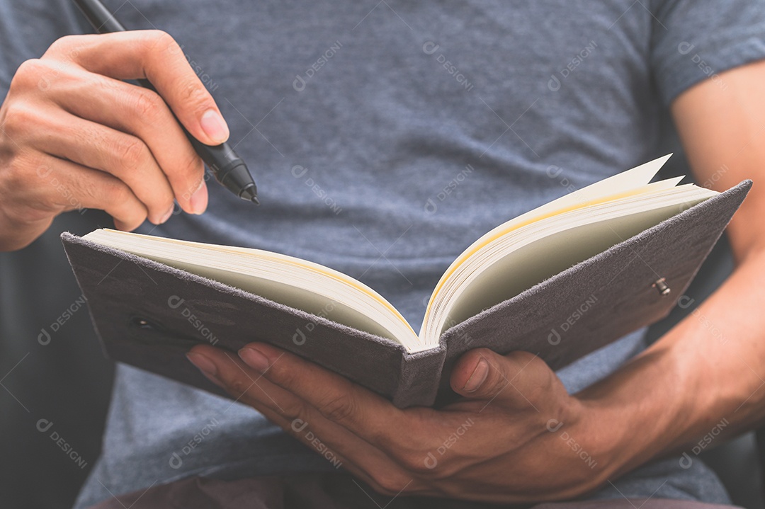 Pessoas leem livros e adoram ler