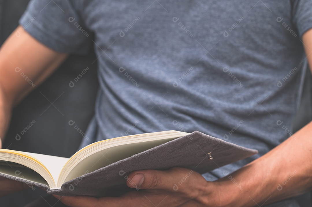 Pessoas leem livros e adoram ler