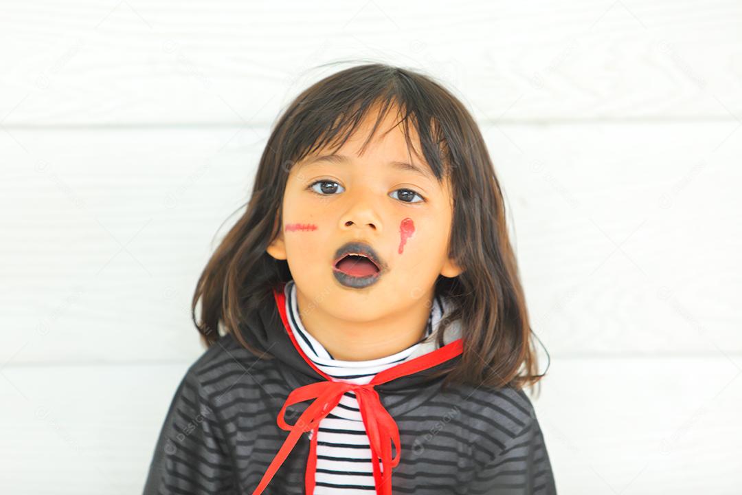 Conceito de Halloween, crianças vestidas com fantasias temáticas.