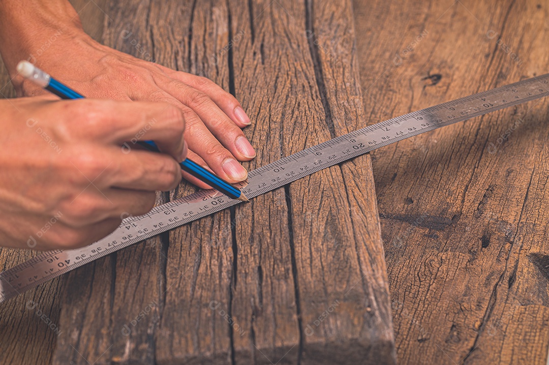 Carpinteiro está medindo a prancha