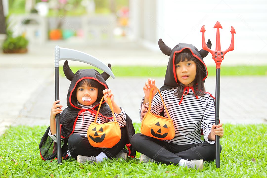 Conceito de Halloween, crianças vestidas com fantasias temáticas.