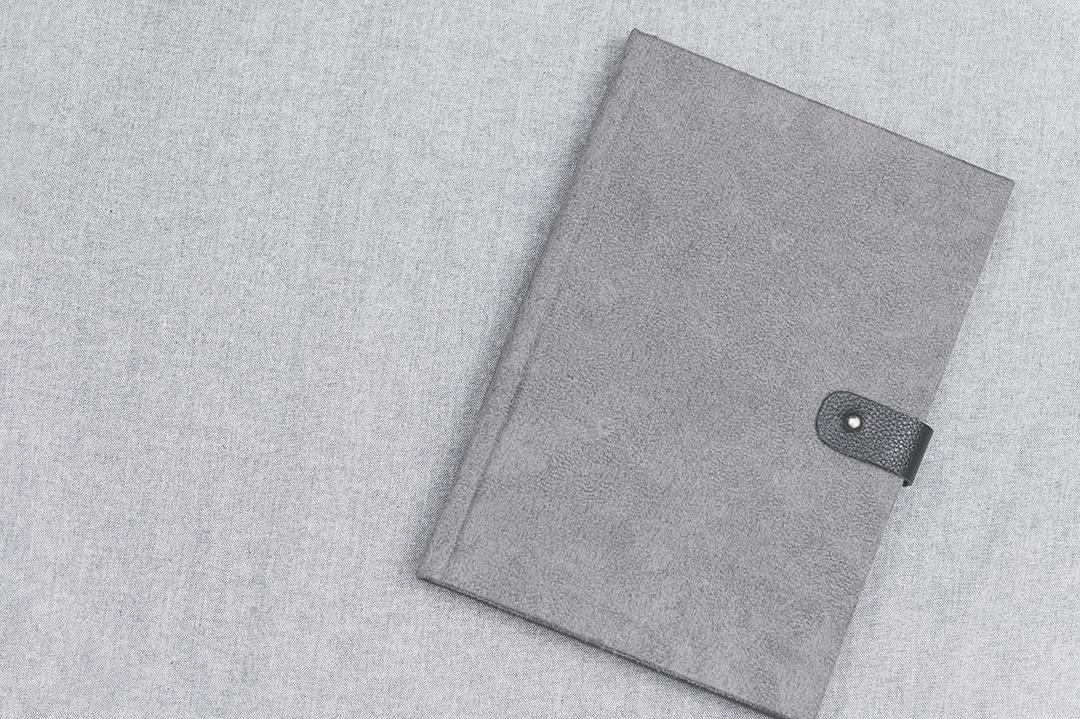 Livro livro cinza no pano cinza