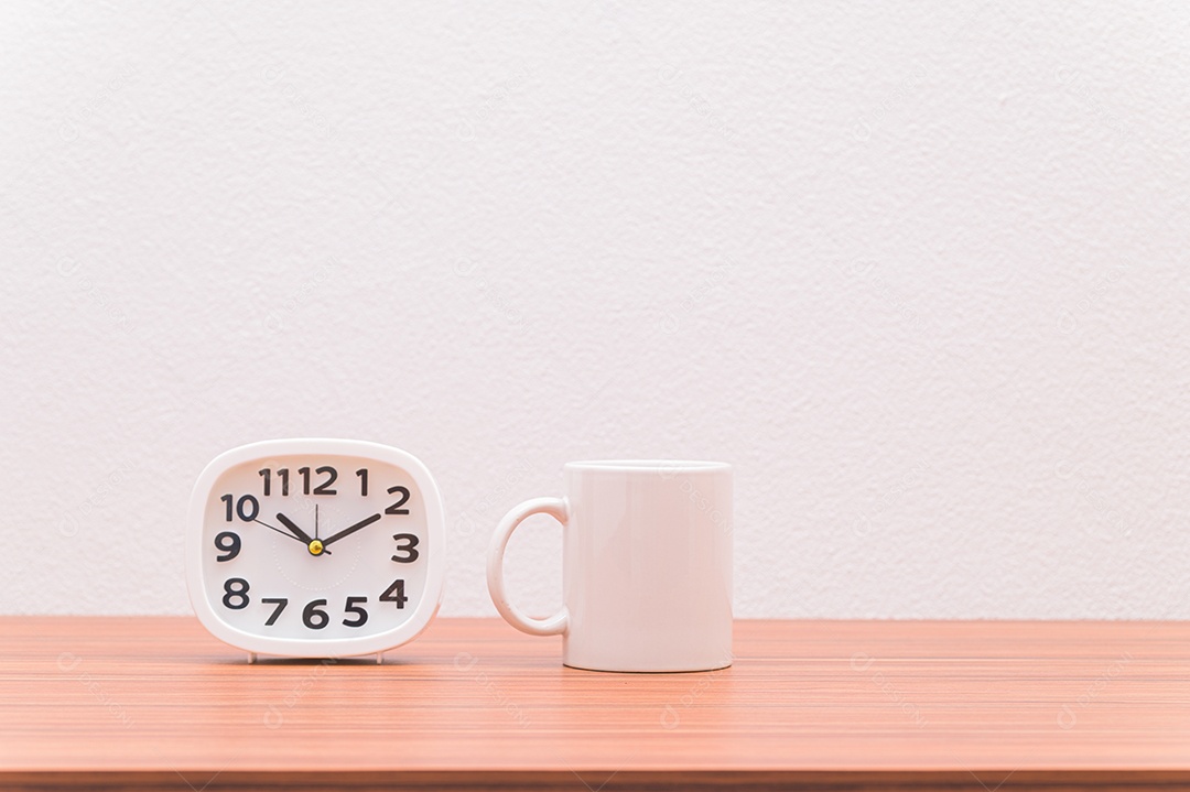 Canecas de café e relógios. Ideais de amor por café