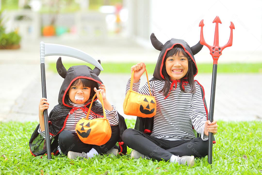 Conceito de Halloween, crianças vestidas com fantasias temáticas.