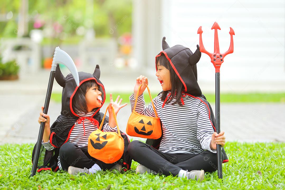Conceito de Halloween, crianças vestidas com fantasias temáticas.