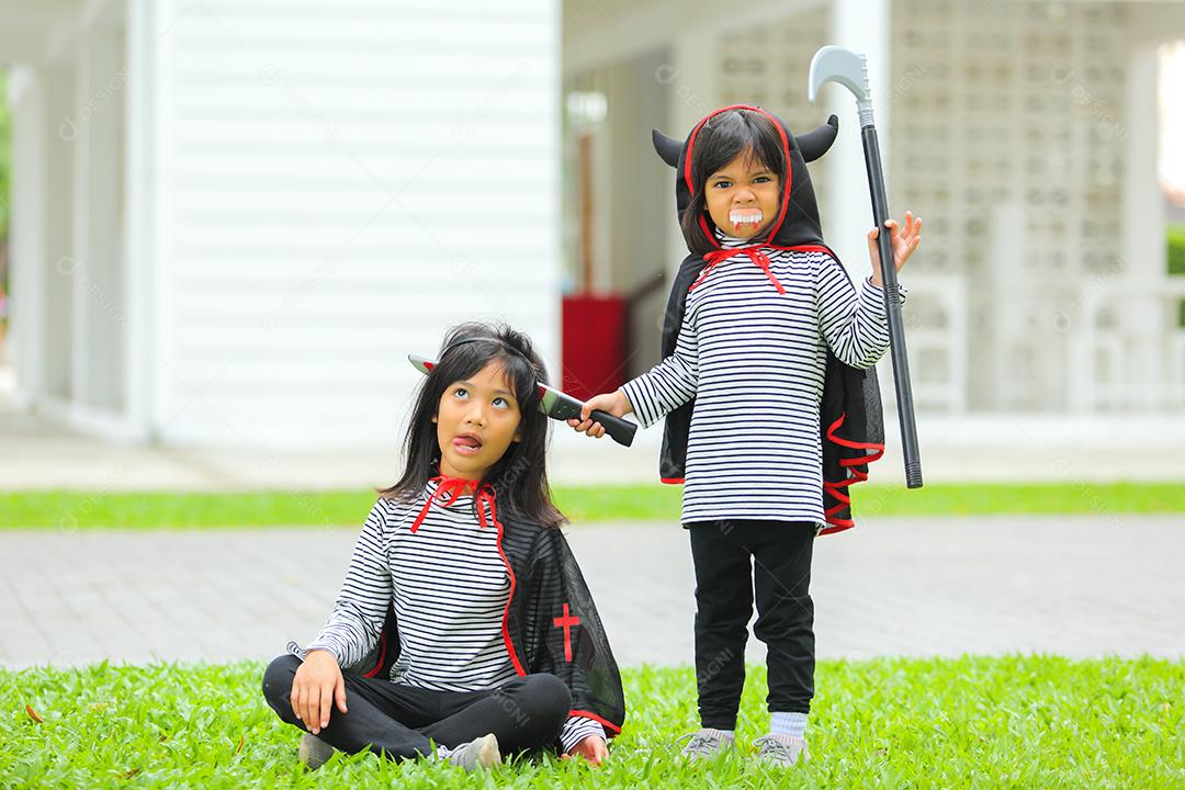 Conceito de Halloween, crianças vestidas com fantasias temáticas.