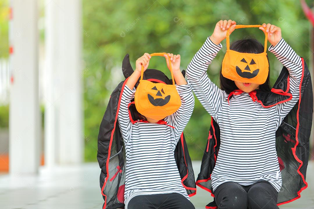 Conceito de Halloween, crianças vestidas com fantasias temáticas.