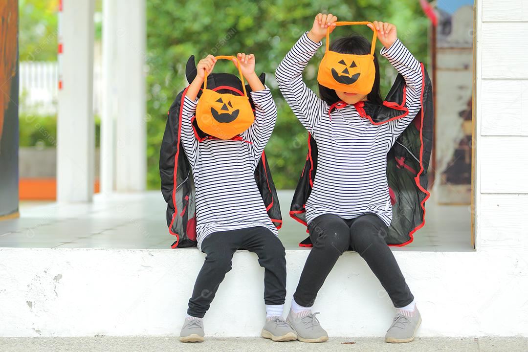 Conceito de Halloween, crianças vestidas com fantasias temáticas.