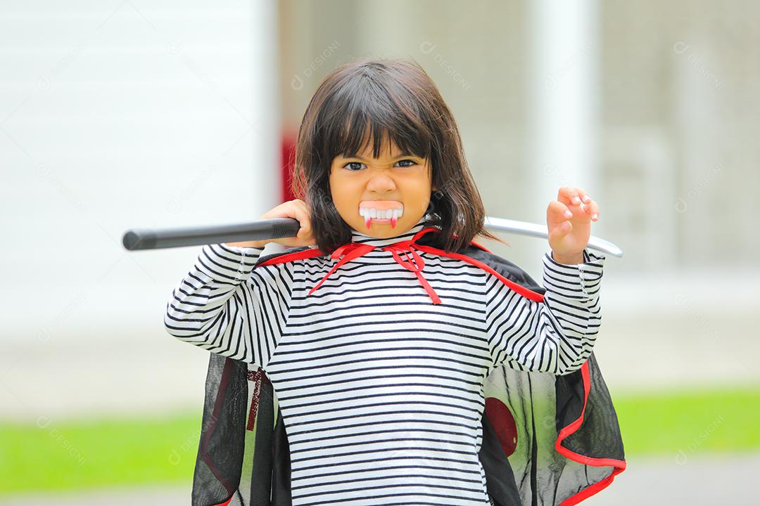 Conceito de Halloween, crianças vestidas com fantasias temáticas.