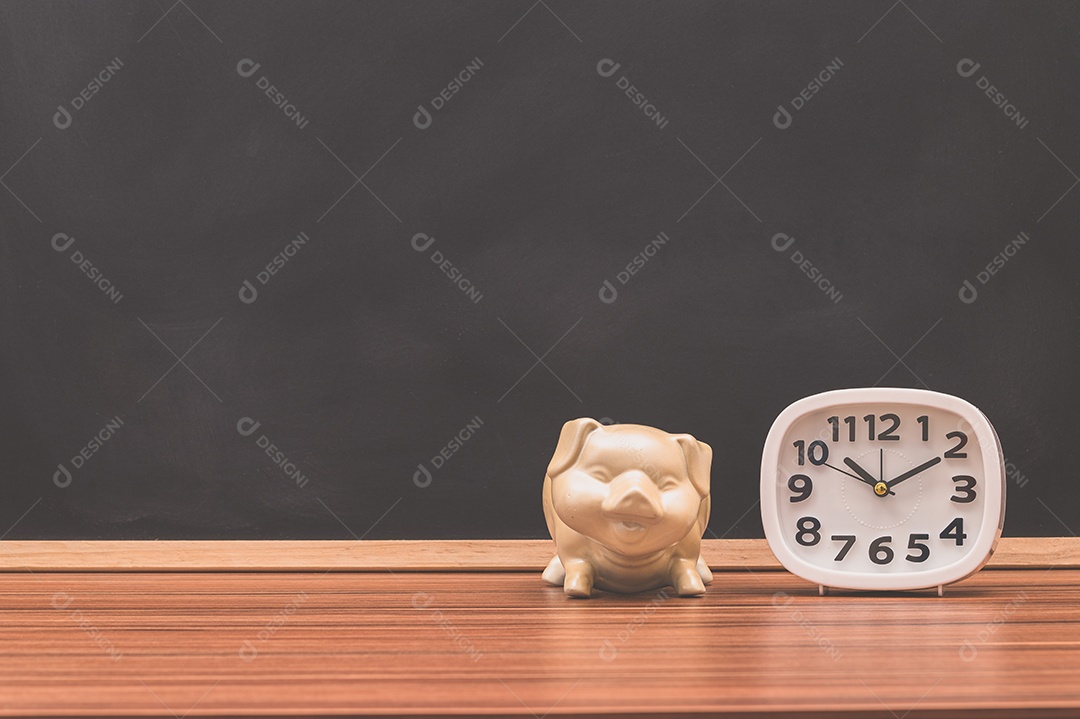 Relógio e conceito de dinheiro de poupança de porco