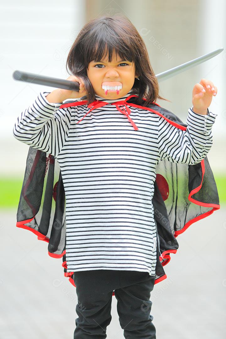 Conceito de Halloween, crianças vestidas com fantasias temáticas.