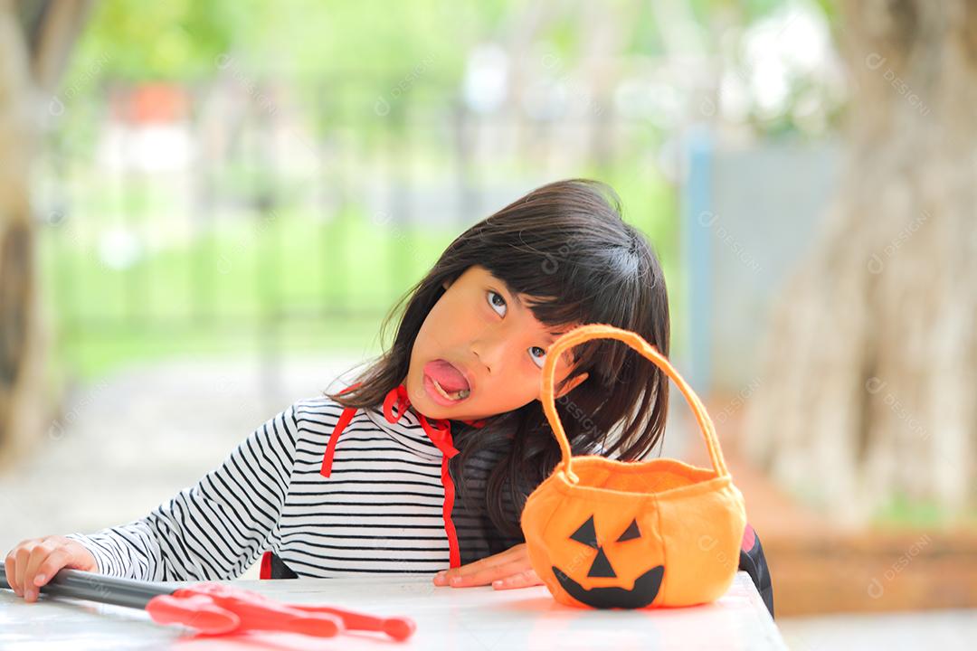 Conceito de Halloween, crianças vestidas com fantasias temáticas.