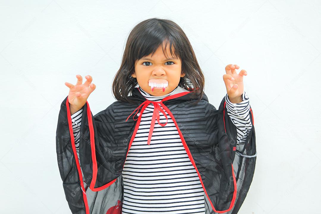 Conceito de Halloween, crianças vestidas com fantasias temáticas.