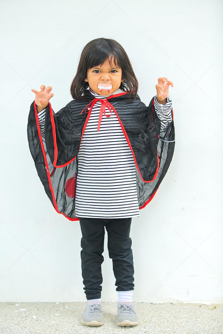 Conceito de Halloween, crianças vestidas com fantasias temáticas.